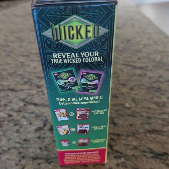 WICKED Mix To Reveal Vanilla Cupcake Kit - Picture 4 of 5